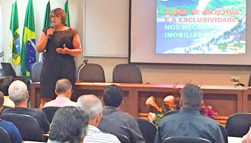Diretora pedagógica ministra palestra